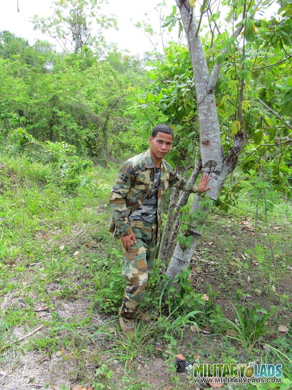 Dude takes off his camo threads and beats his meat near a tree. - XXXonXXX - Pic 5