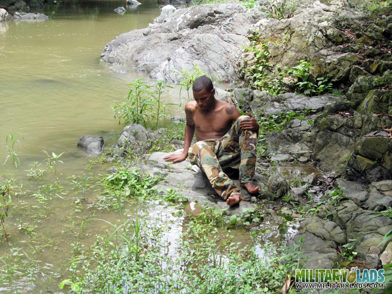 Military chap drops his camo threads and displays his naked body. - XXXonXXX - Pic 11