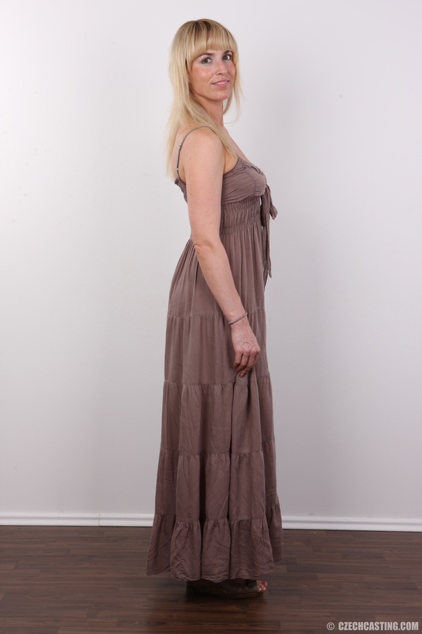 Sporty bootylicious blonde MILF shows off h - XXX Dessert - Picture 3