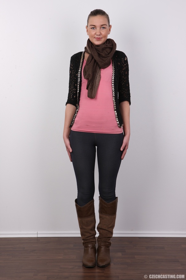 Bootylicious brunette slut with a hair knot - XXX Dessert - Picture 2