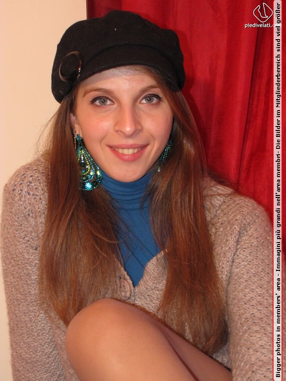 Attractive long hair chick in short skirt and top shows inviting legs and feet - XXXonXXX - Pic 2