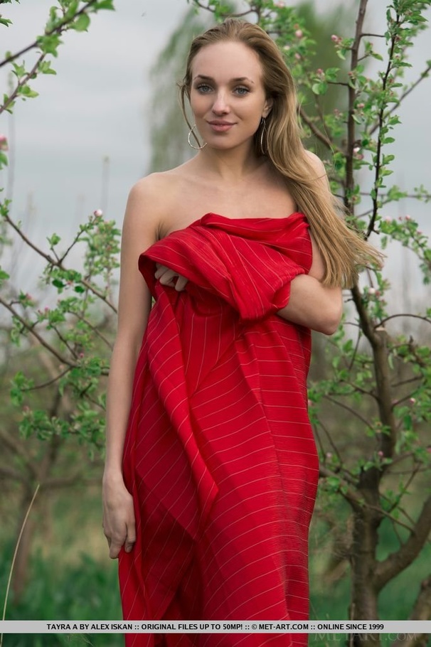 Betty wrapped in red fabric poses nude on a grassy field. - XXXonXXX - Pic 1