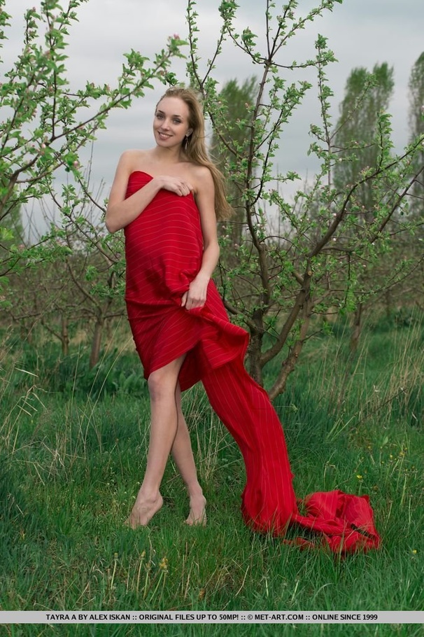 Betty wrapped in red fabric poses nude on a grassy field. - XXXonXXX - Pic 2