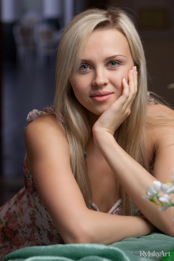 Adorable blonde with slightly hairy cunt an - XXX Dessert - Picture 1