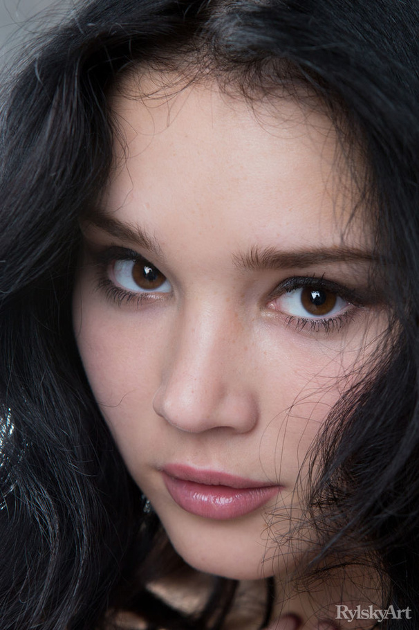 Wide ass cute brunette displays cunt, small - XXX Dessert - Picture 1