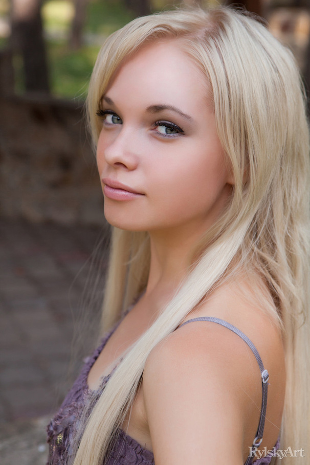 Tempting blonde in hot dress reveals sexy s - XXX Dessert - Picture 3