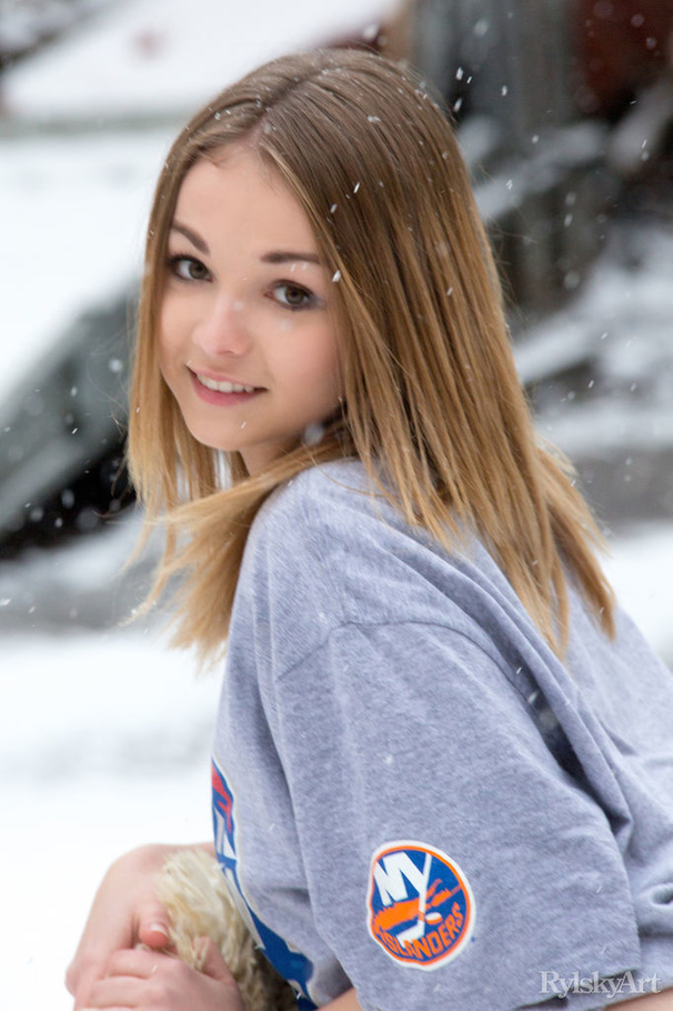 Petite blondie in big T-shirt strips to sho - XXX Dessert - Picture 6