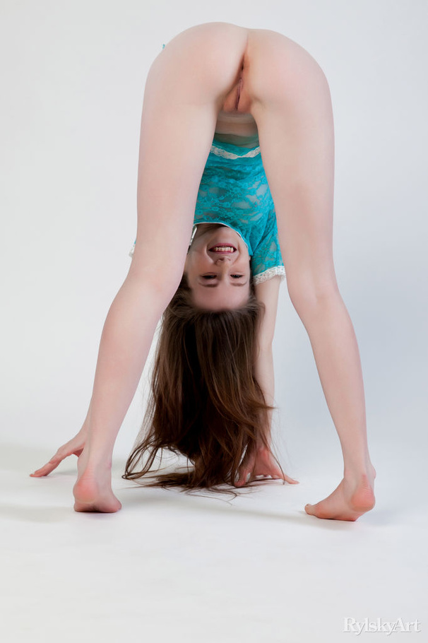 Spotless lusty brunette in green top with f - XXX Dessert - Picture 3