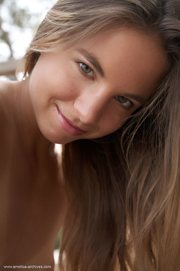 Naked bird modeling her bare body on the ou - XXX Dessert - Picture 13