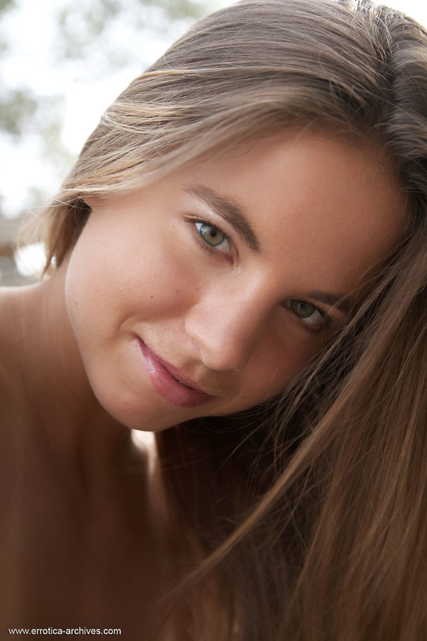 Naked bird modeling her bare body on the ou - XXX Dessert - Picture 16