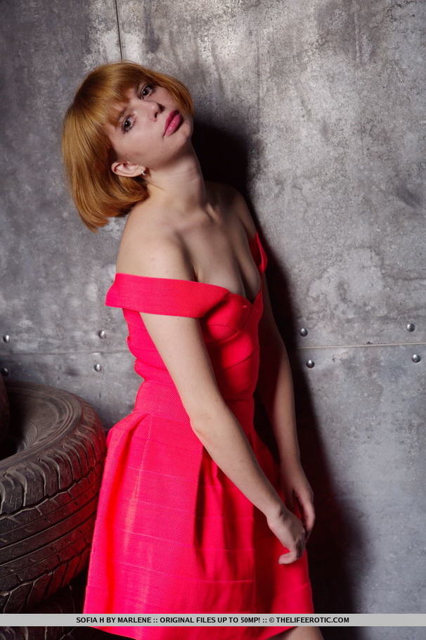 Gold hair babe in pink gets nude to play wi - XXX Dessert - Picture 3