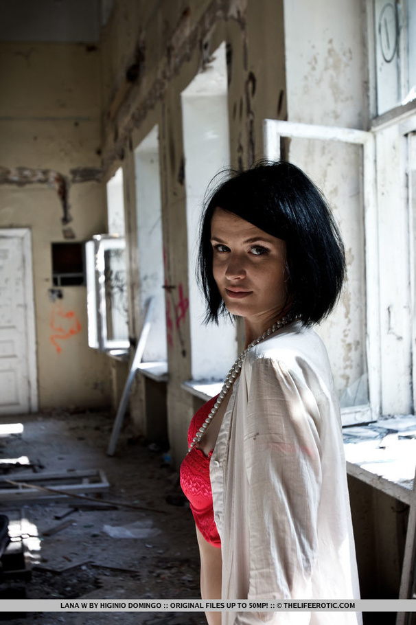 Hot babe in white shirt, pink shorts and re - XXX Dessert - Picture 16