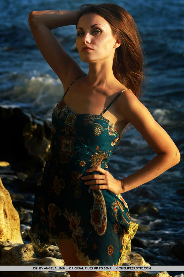 Cute seducer nude by sea shows tempting sli - XXX Dessert - Picture 1