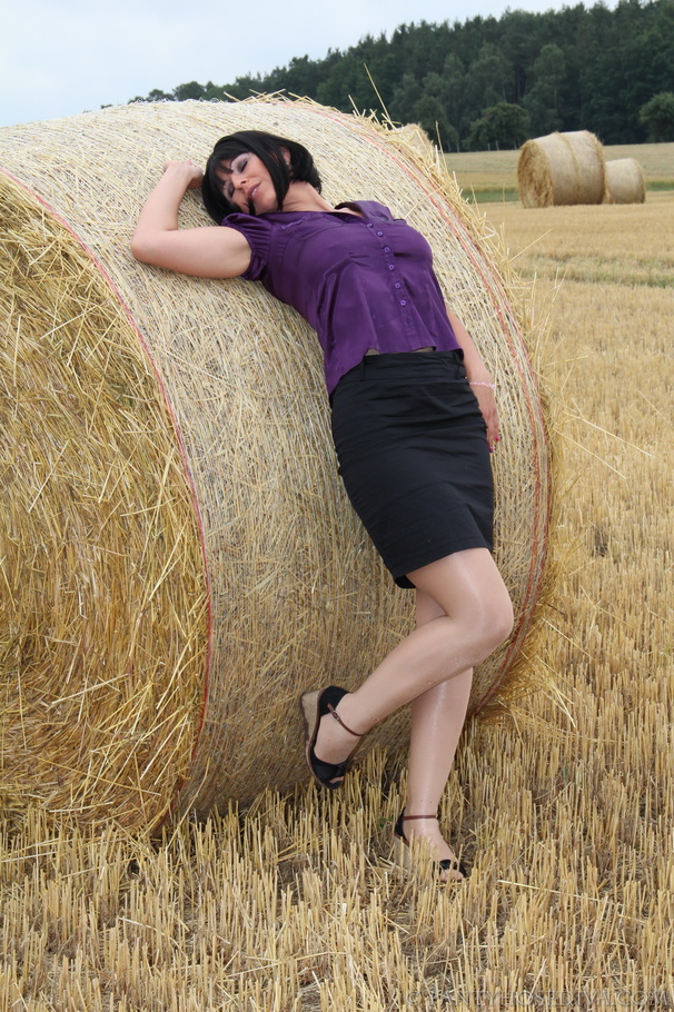 Brunette in a hayfield shimmies out of blac - XXX Dessert - Picture 6