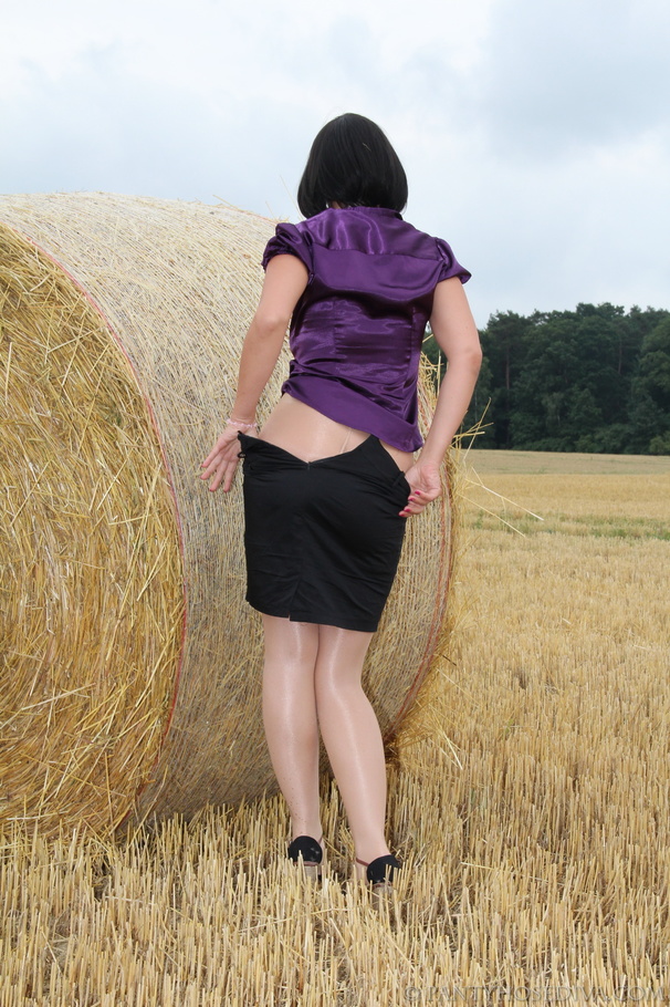 Brunette in a hayfield shimmies out of blac - XXX Dessert - Picture 9