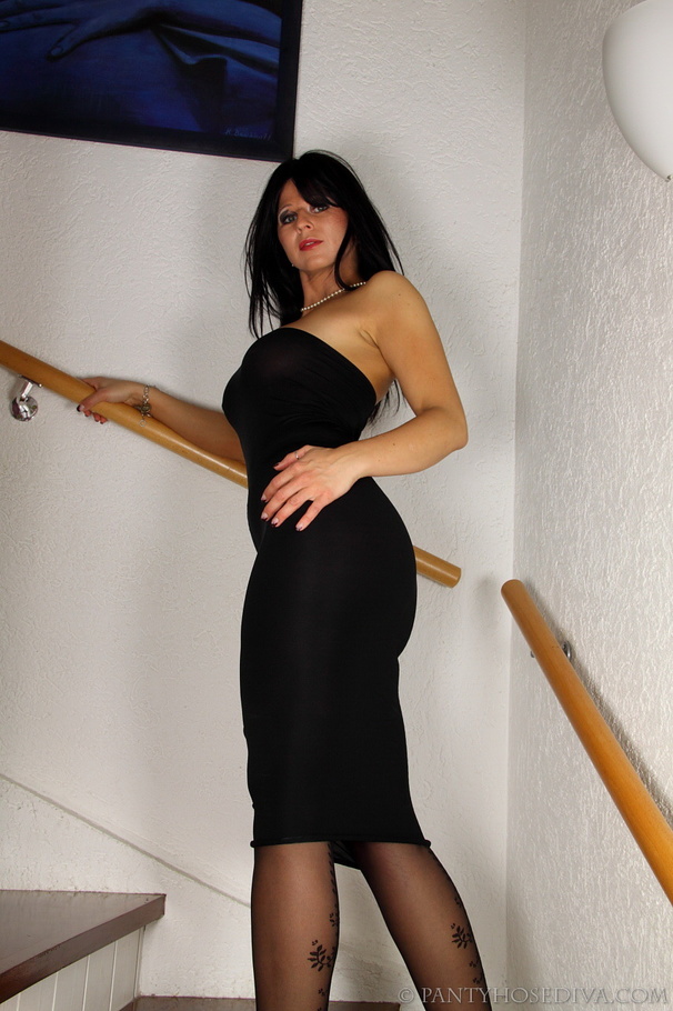 Raven-haired hottie works her way out of li - XXX Dessert - Picture 2