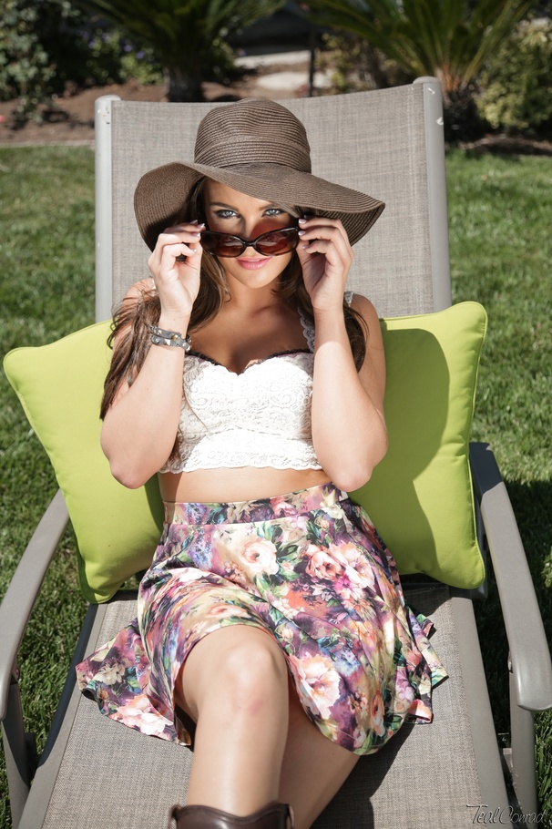 Sexy chick in her backyard finds her skirt  - XXX Dessert - Picture 1