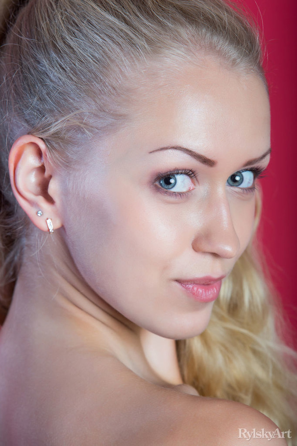 Gorgeous young babe loves to tease as she p - XXX Dessert - Picture 3