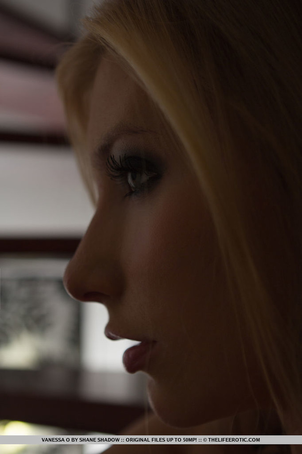 Blonde bombshell seducing with her alluring - XXX Dessert - Picture 4
