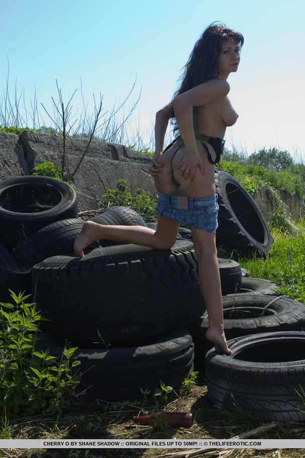 Cute babe loves to pose and tease in a junk - XXX Dessert - Picture 4