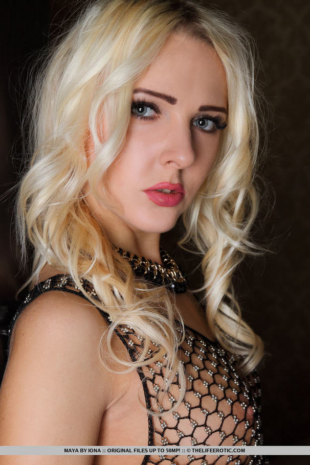 Gorgeous blonde displays her skinny hot bod - XXX Dessert - Picture 3