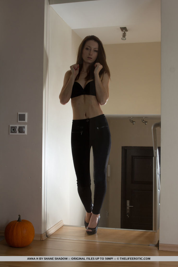 Alluring blonde posing her sexy curves and  - XXX Dessert - Picture 3