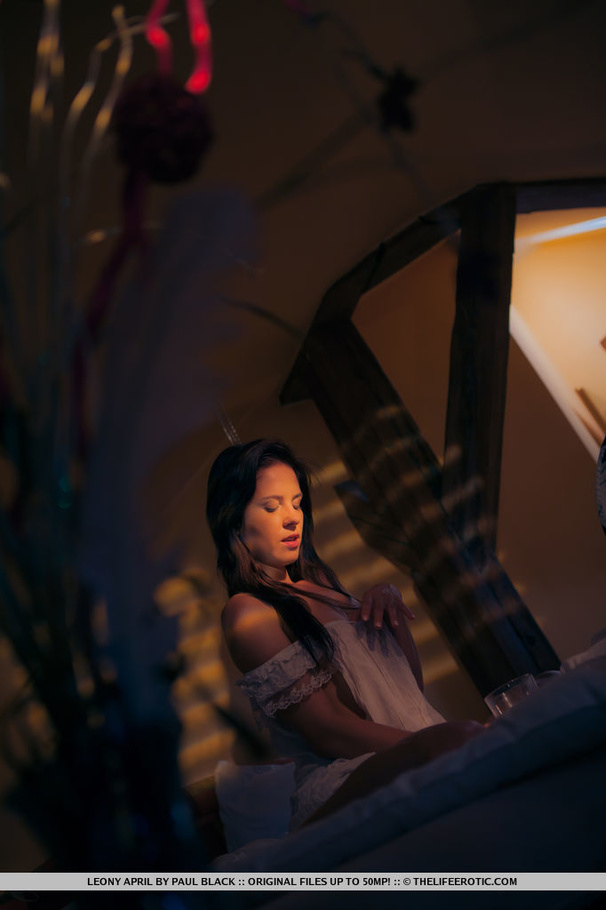 Gorgeous babe sipping beer while seducing a - XXX Dessert - Picture 5