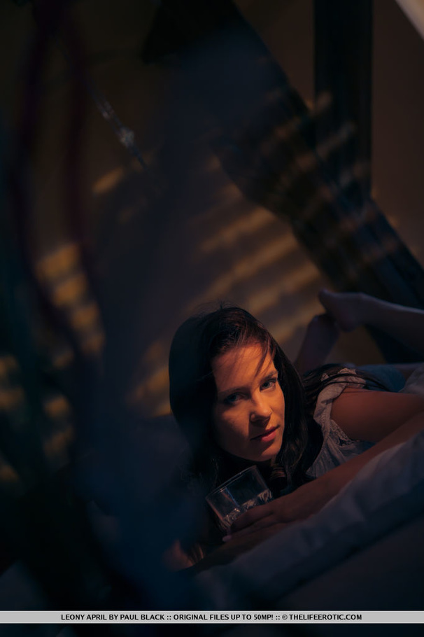 Gorgeous babe sipping beer while seducing a - XXX Dessert - Picture 8