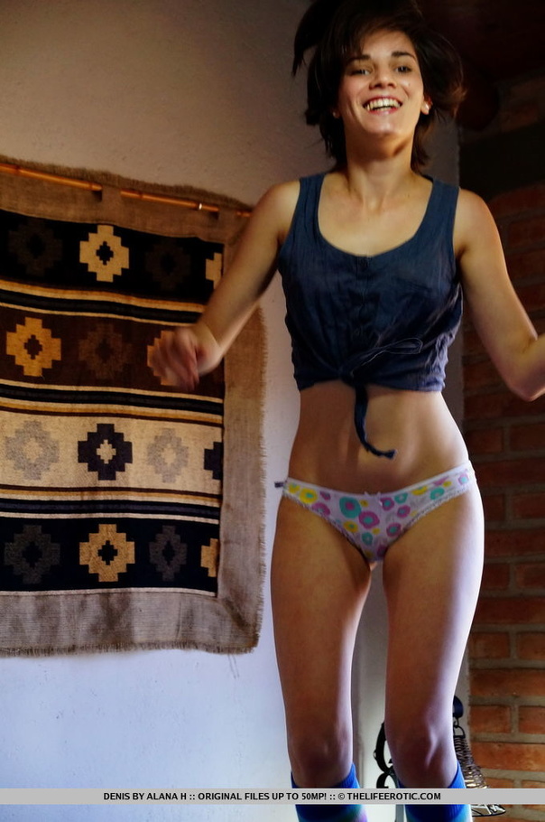 Teen chick displays her stunning curves and - XXX Dessert - Picture 4