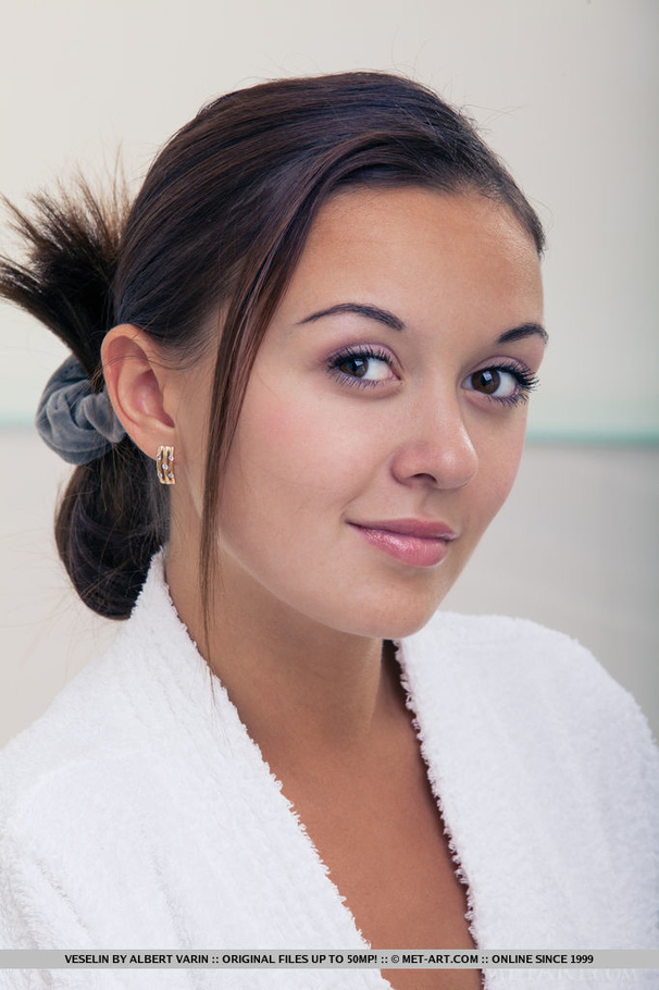 Stunner sheds her thick, white robe to show - XXX Dessert - Picture 1