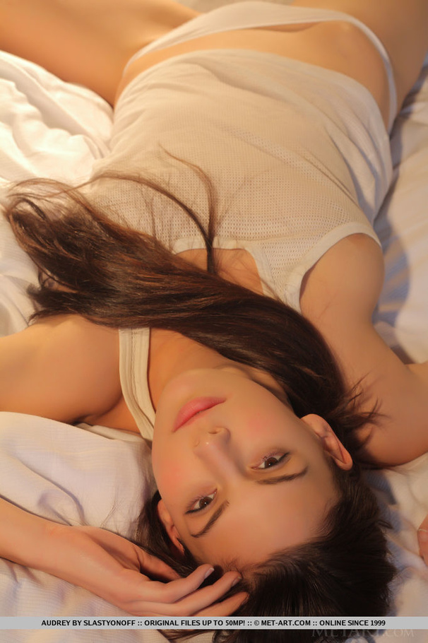 Light shines on a hot babe in a white tank  - XXX Dessert - Picture 4