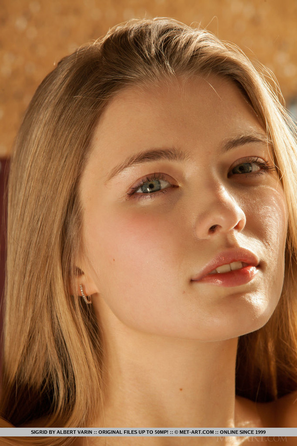 Engaging woman with a sweet smile and shave - XXX Dessert - Picture 18