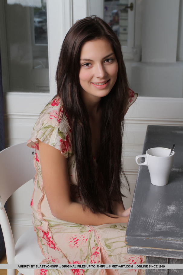Brunette teases with her legs spread in a f - XXX Dessert - Picture 1