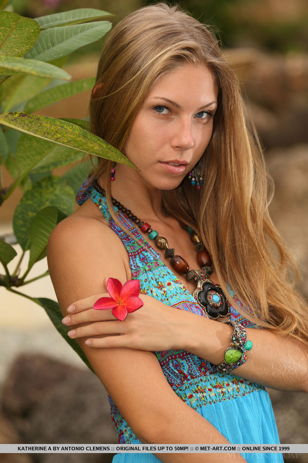 Well-bred blonde wearing dynamic jewelry wo - XXX Dessert - Picture 1