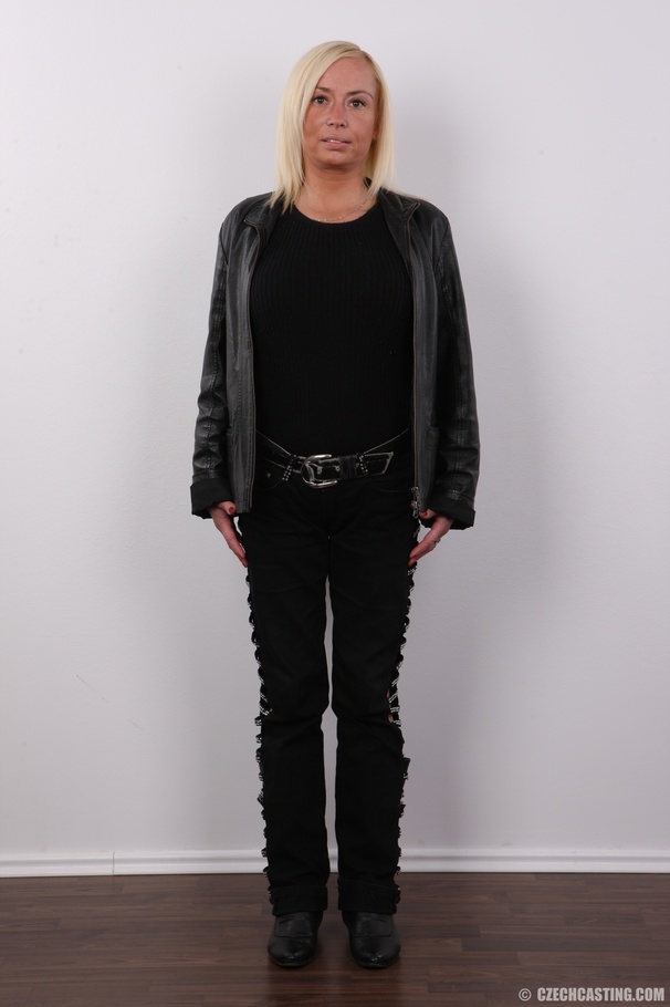 Blonde cougar slowly peels off her set of b - XXX Dessert - Picture 2