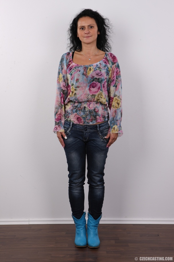 MILF chick takes off her multi-colored flor - XXX Dessert - Picture 2