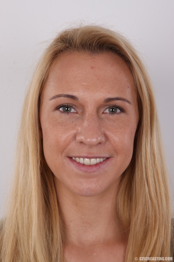 Blonde hottie takes off her black shirt, bl - XXX Dessert - Picture 1