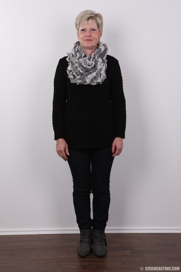 Hot granny with blonde hair wearing gray sc - XXX Dessert - Picture 2