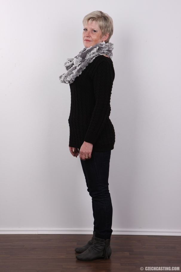 Hot granny with blonde hair wearing gray sc - XXX Dessert - Picture 3