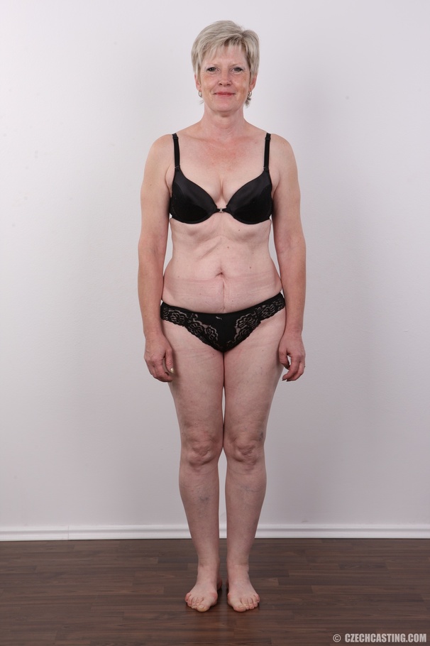 Hot granny with blonde hair wearing gray sc - XXX Dessert - Picture 7