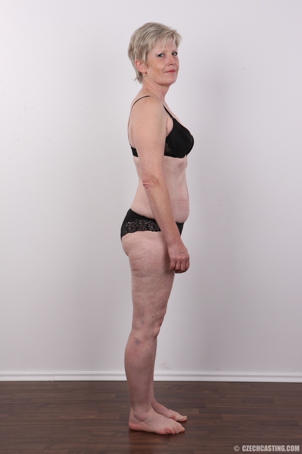 Hot granny with blonde hair wearing gray sc - XXX Dessert - Picture 8
