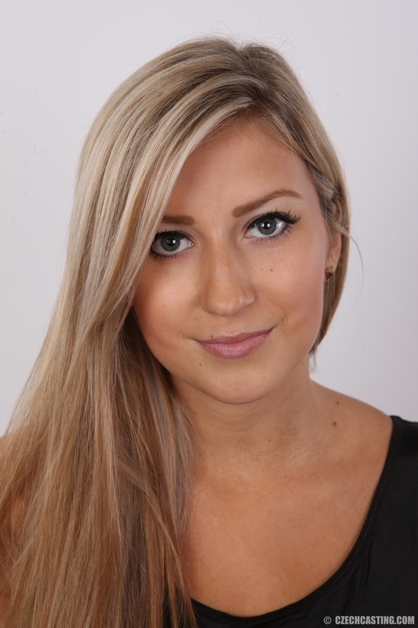 Beautiful bombshell teases with her allurin - XXX Dessert - Picture 1