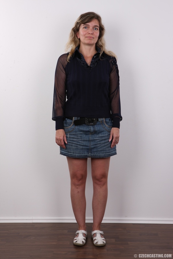 Mature hottie wearing black blouse, jeans s - XXX Dessert - Picture 2