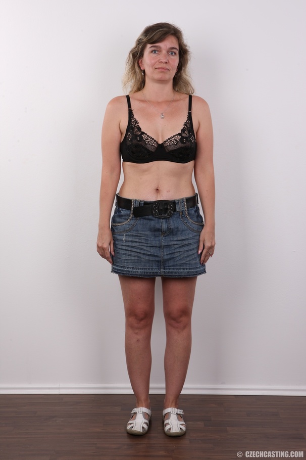 Mature hottie wearing black blouse, jeans s - XXX Dessert - Picture 4