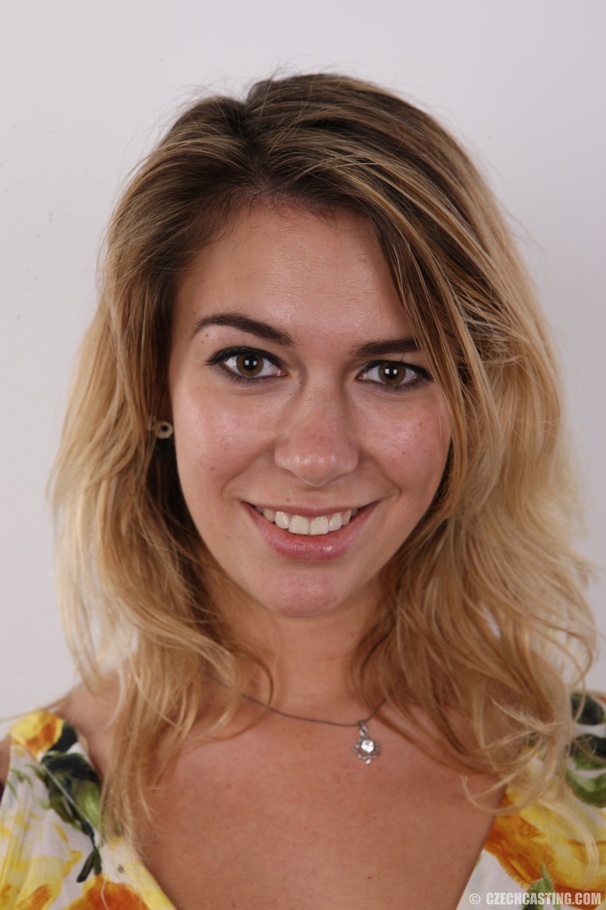 Smoking hot chick strips off her white and  - XXX Dessert - Picture 1