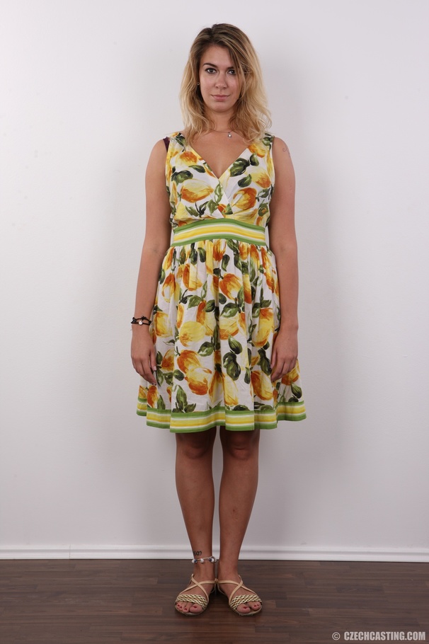 Smoking hot chick strips off her white and  - XXX Dessert - Picture 2