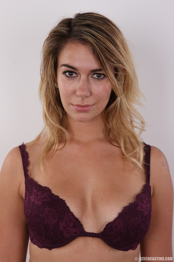 Smoking hot chick strips off her white and  - XXX Dessert - Picture 6