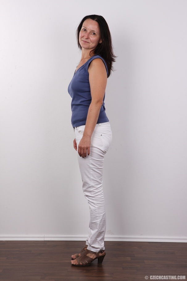 Mature chick takes off her blue shirt and e - XXX Dessert - Picture 3