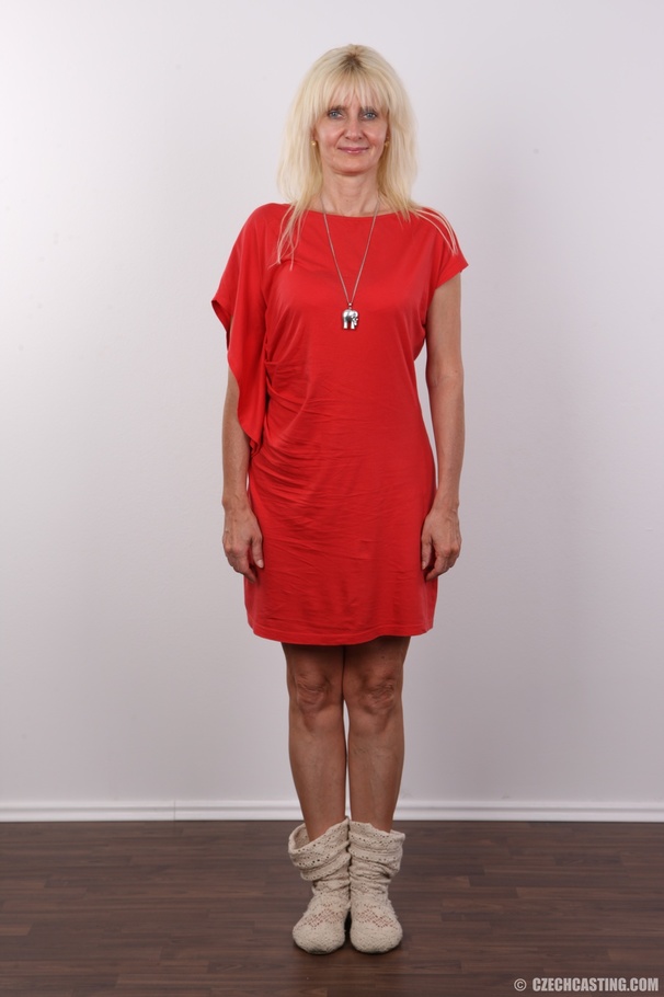 Mature chick takes off her red dress and br - XXX Dessert - Picture 2