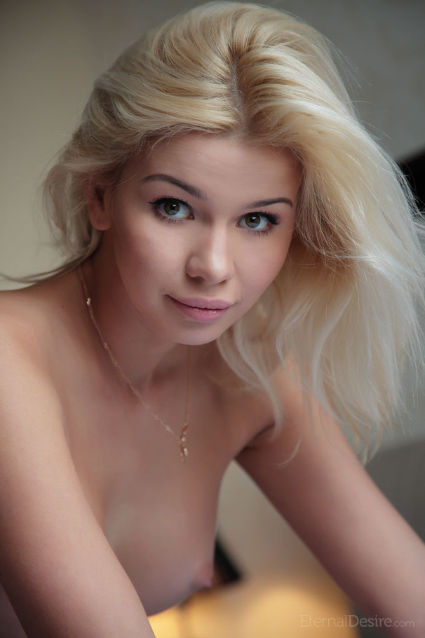 Amazing blonde teen hottie posing nude on t - XXX Dessert - Picture 12